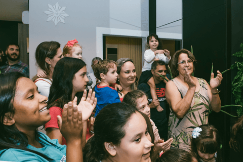 Convidados aplaudem o aniversariante e cantam parabéns'