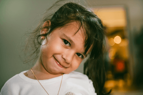 Encabulada com sorriso mostra que gosta de tirar fotos'