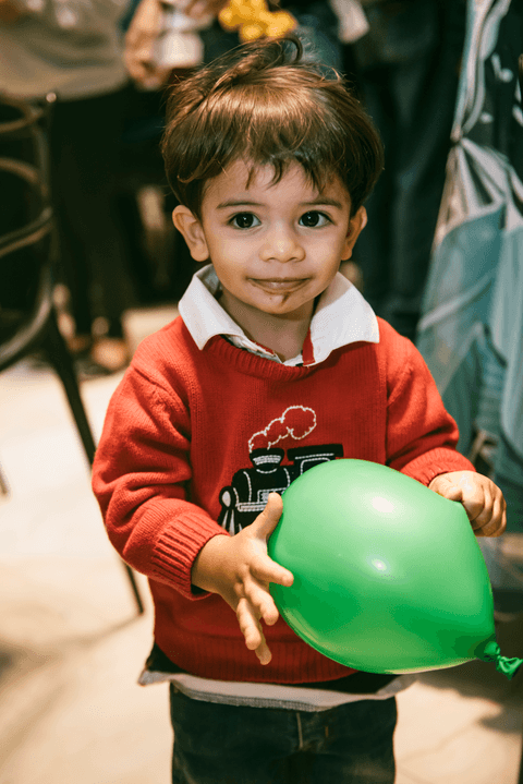 Menininho faz pose para foto e mostra cara suja de bolo'