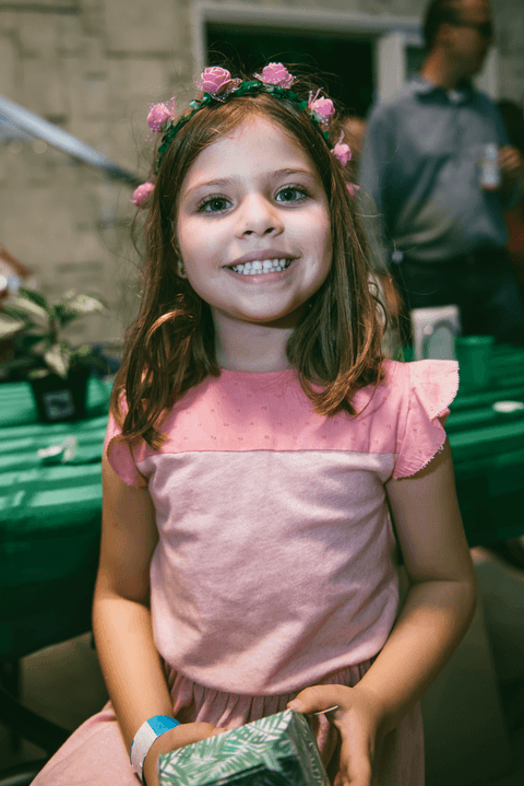 Menina sorridente fala xisss para fotografia do seu retrato'
