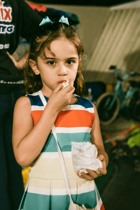 Tem pipoca bem gostosa pra comer na festa infantil'