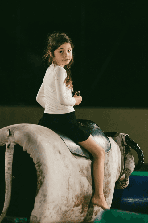 Sentar no touro confortavelmente, e de quebra fazer fotos lindas'