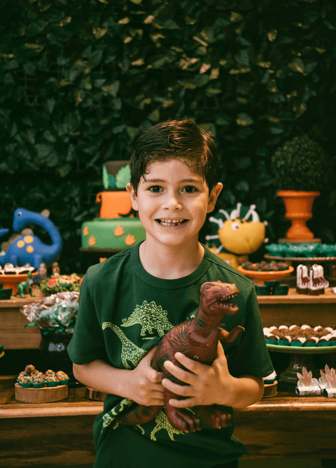 E este é o aniversariante segurando as feras dos dinossauros da sua festa de aniversário de 6 aninhos'