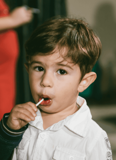 Pessoinha chupapirulito e faz careta para Fotógrafo de Festa Infantil'