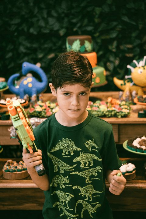 O poderoso Rafael faz pose para foto com a decoração do Jurassic Park atrás'