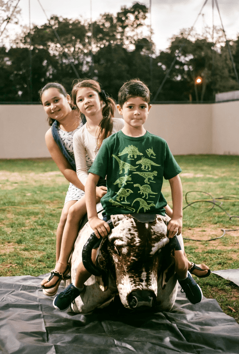 trio de crianças em touro mecânico d a TWIX'