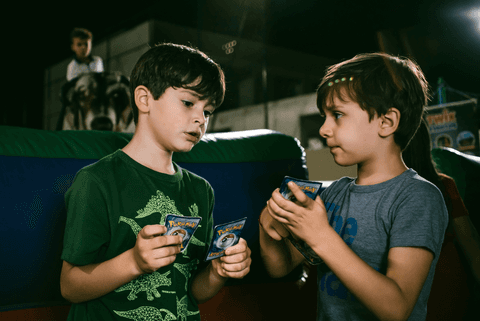 curtindo cada minuto da sua festa , meninos jogam cartas'