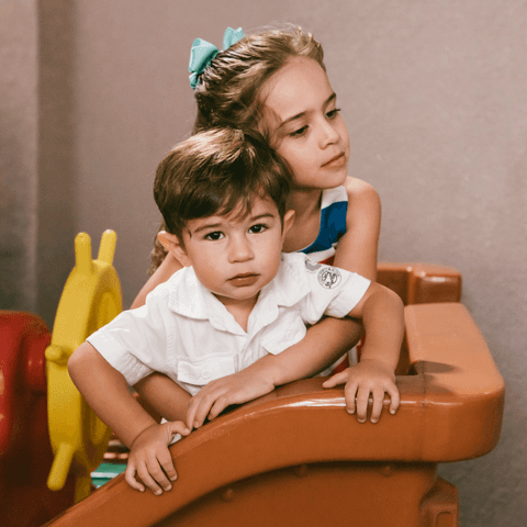 Um abraça gostoso enquanto a brincadeira de andar pelo castelo inflável'