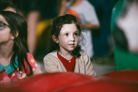 show de encantos coloridos no brilho dos olhos desta criança'