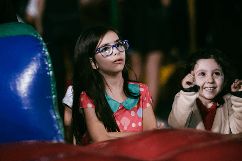 Menininhas assistem e dão muita risada com os tombos do aniversariante'