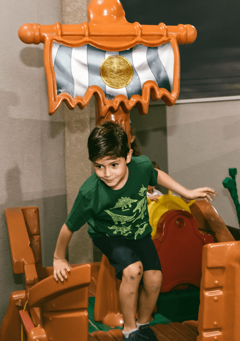 Ele seguiu curtindo cada minuto da sua festa, mostrando seu sorriso'