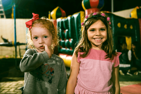 Meninas com suas caras e bocas, jeitos e gestos carinhosos'