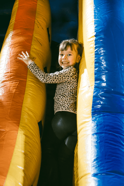 Escalar o tobogã não é tarefa muito fácil com direito a sorriso para foto'