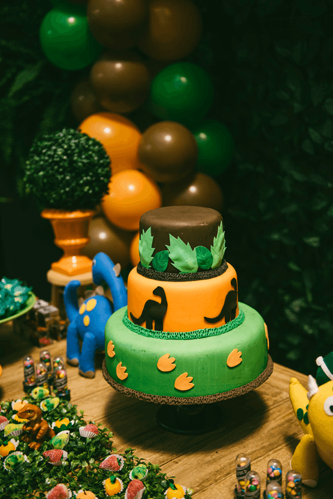 Bolo temático Jurassic Park em mesa toda decorada na festa de aniversario em SJCampos'