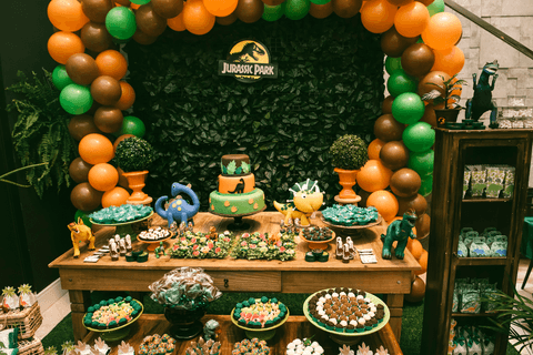 Plano geral da mesa de bolo mostrando todos os detalhes'