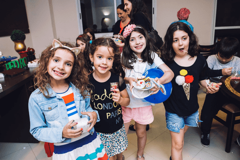 Meninas adoram os doces de anivesário infantil'