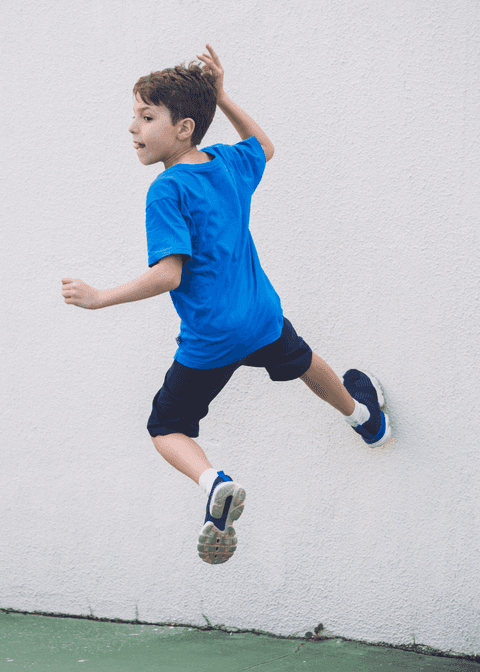 escalando o muro , pura agilidade da criançada'