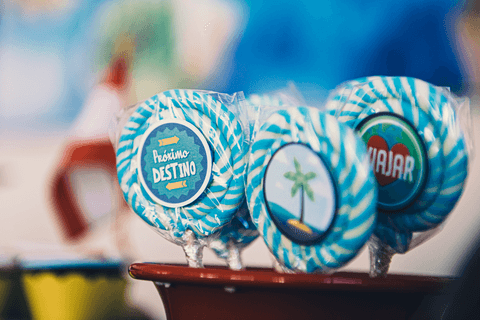 Adoro o modo como fotografar de ângulos diferentes e desfoques . Veja estes Pirulitos azuis para festa do João Pedro'