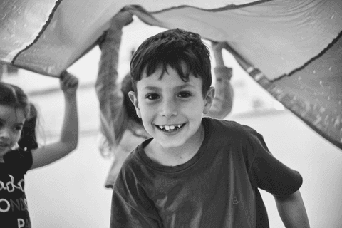 Foto em preto e branco embaixo do pano colorido'