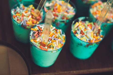 docinhos em copinhos verde para festa de 8 anos do João'