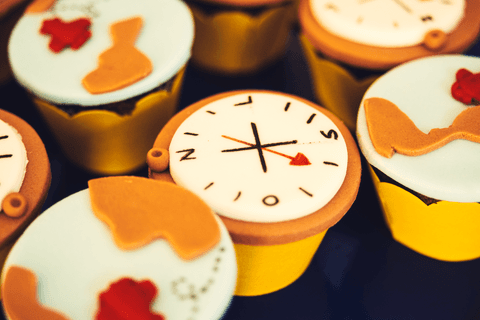 malas de viagem, globo terrestre e aviãzinho, passaporte e muito mais..'