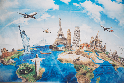 Pailnel de fundo com o tema Volta ao Mundo na festa de aniversário infantil'