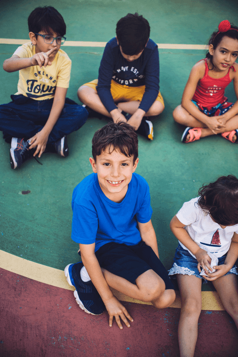 Done chega perto para fazer foto do aniversariante'