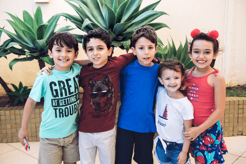 Turminha se abraça para foto em festa infantil no Vale do paraíba'