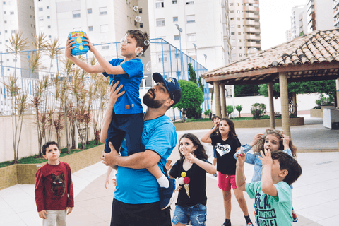 Fazer bolinhas de sabão é diversão garantida em festa de criança , como é bom.'