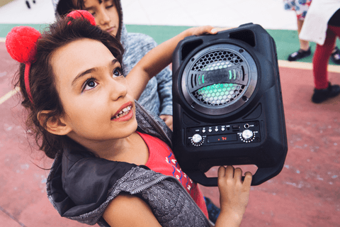 Menina põe som para agitar a festa de aniversário'
