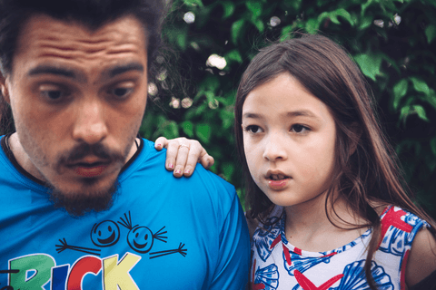 Tio Rick fazendo caretas e animando a festa da garotada'