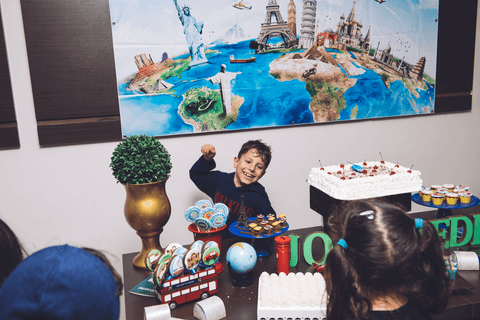 Aniversariante está muito feliz por comemorar com os amiguinhos seu aniversário'