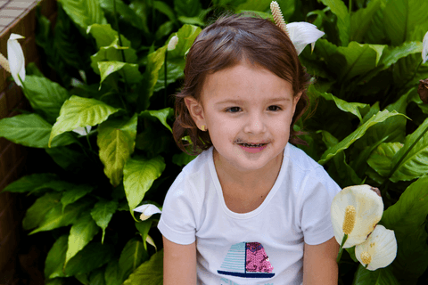 menina malu com bigodinho deixado pela marca do suco'