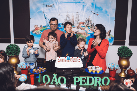 soprar ou assoprar as velas ? O aniversariante soprou e assoprou as velas'