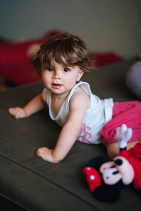 Bebês de nove e nove meses estão engatinhando'