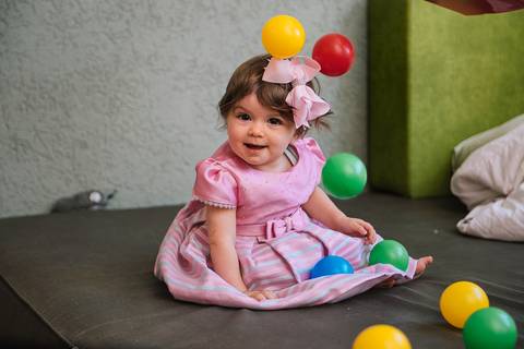 Foto jogando bolinhas por cima dela'