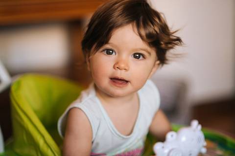 Um grande sorriso e contato visual  para conquistar bebês '