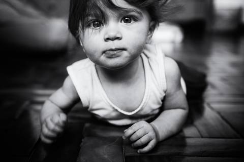 Arabela bebê de 9 meses engatinhando ao encontro do papai'