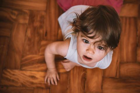 Plano fotográfico visto de cima do bebê'