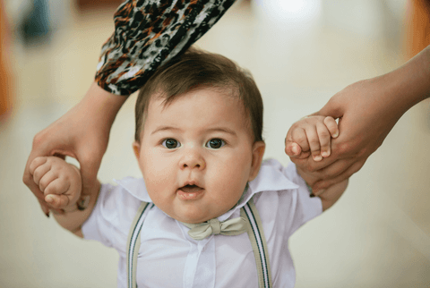 Baby caminhando e sendo fotografado'
