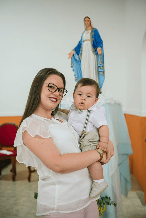 Madrinha registrando momento com afiliado em cerimônia de batizado'