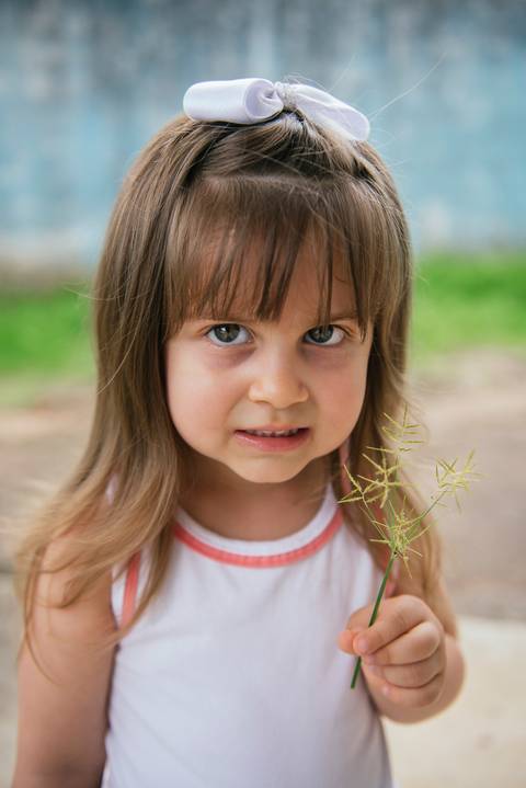 Linda menina que gosta de tirar fotografias'