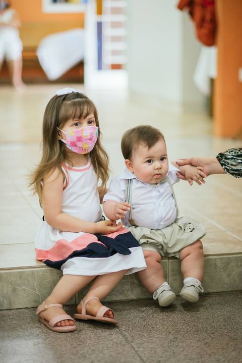 Irmãos sentam juntos para foto na igreja em São José dos Campos'