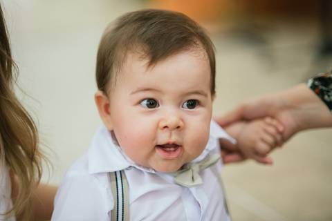 Enquadramento no bebê durante o batismo'