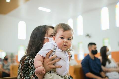 Bebê é apresentado à comunidade cristã'