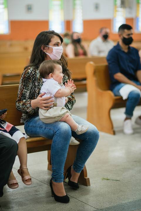 Mamãe segurando seu bebê enquanto está sendo fotografada'