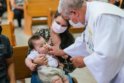 Unção pré batismal é uma das fotos principai do batismo'