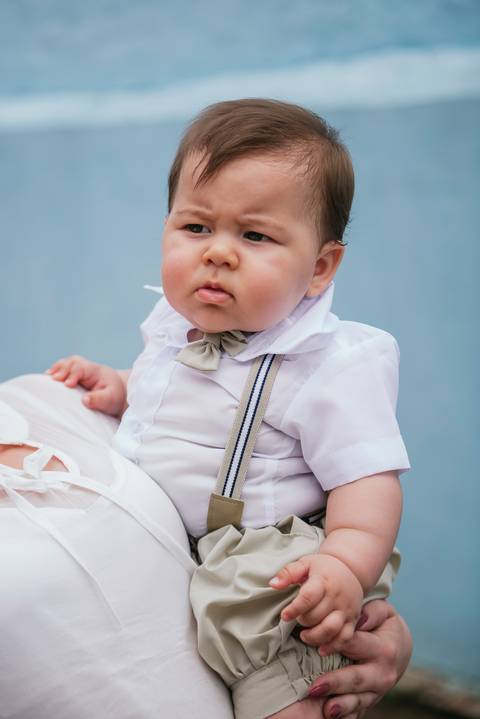 Bebê usa suspensório em sua cerimônia de batizado em São José'