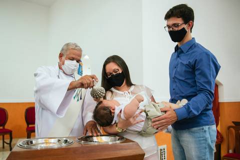 Mesmo em pandemia os momentos das cerimônias de batismo foram registrados'