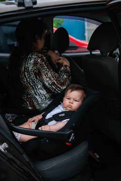Bebê chegando para cerimônia de batismo em São José dos Campos'